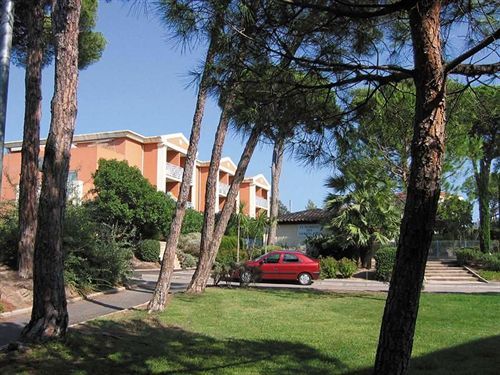 Lagrange Vacances Le Domaine Des Grands Pins Saint-Raphaël Eksteriør billede